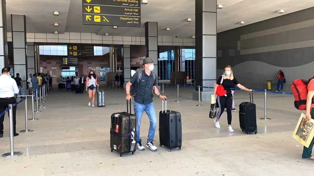 مطار مرسي علم يستقبل 7 رحلات طيران علي متنها 1300 سائح أجنبي