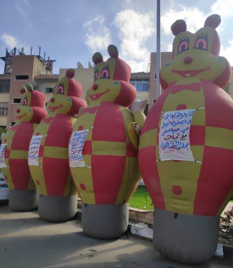 "الشباب المصري" يضع رسائل على "بالونات شو" للأطقم الطبية فى عيد الحب ببورسعيد