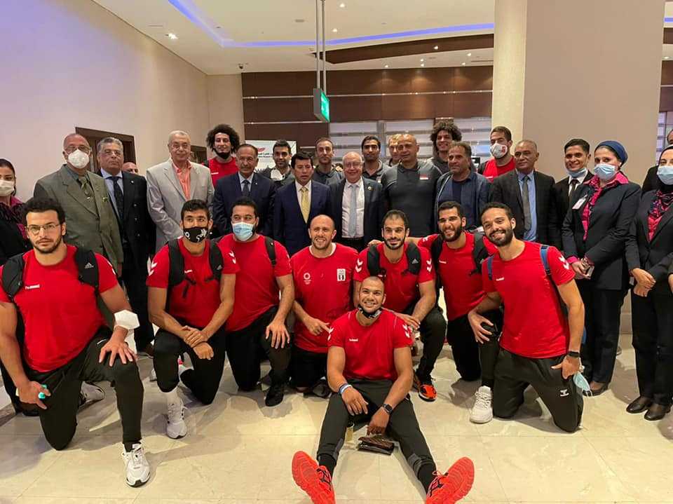 وزير الرياضة يستقبل منتخب كرة اليد بمطار القاهرة