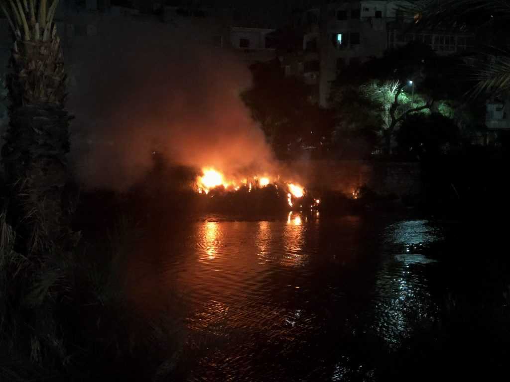 حريق على ضفة نهر النيل بالمنيل