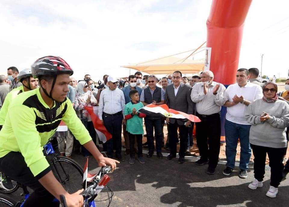 رئيس الوزراء يشهد افتتاح مضمار الدراجات بالخارجة