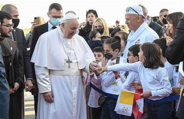 البابا فرنسيس يستقبل مهاجرين من قبرص في عيد ميلاده الـ 85