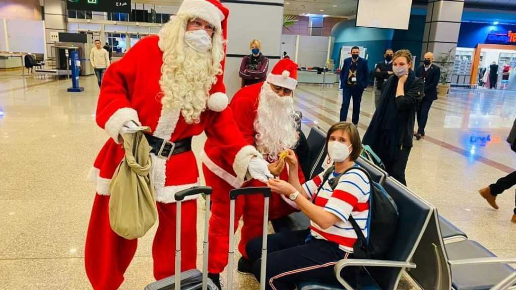 بابا نويل البلجيكي يصل الغردقة ويوزع الهدايا علي السائحين
