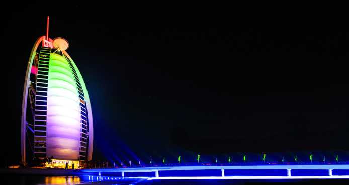 دبي تتزين بالألعاب النارية والإسقاط الضوئي