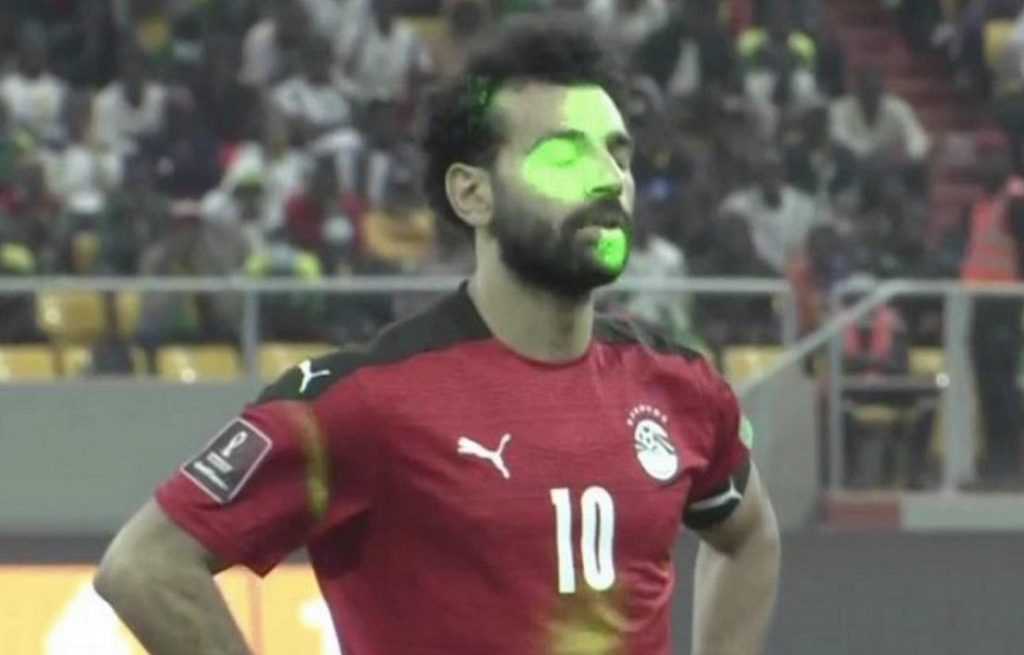 طبيب عيون يكشف أضرار الليزر على لاعبي المنتخب أمام السنغال