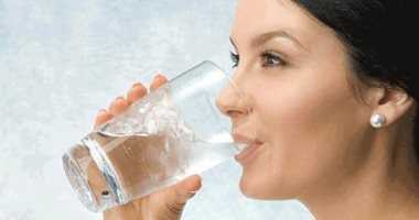 شرب الماء يساعد فى الحفاظ على نضارة وصحة البشرة