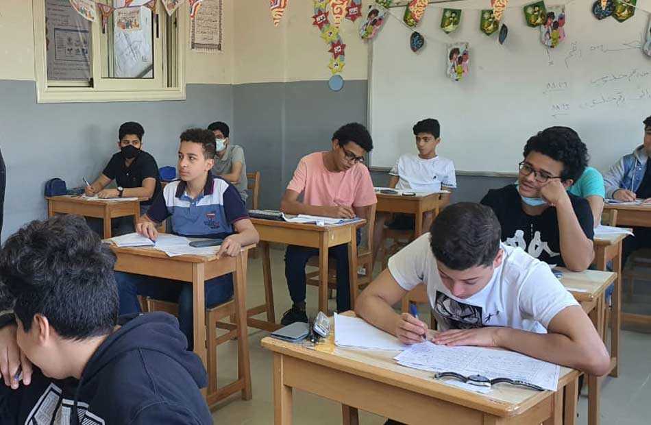 طلاب الثانوى يؤدون امتحان الفيزياء والتاريخ واللغة الأجنبية