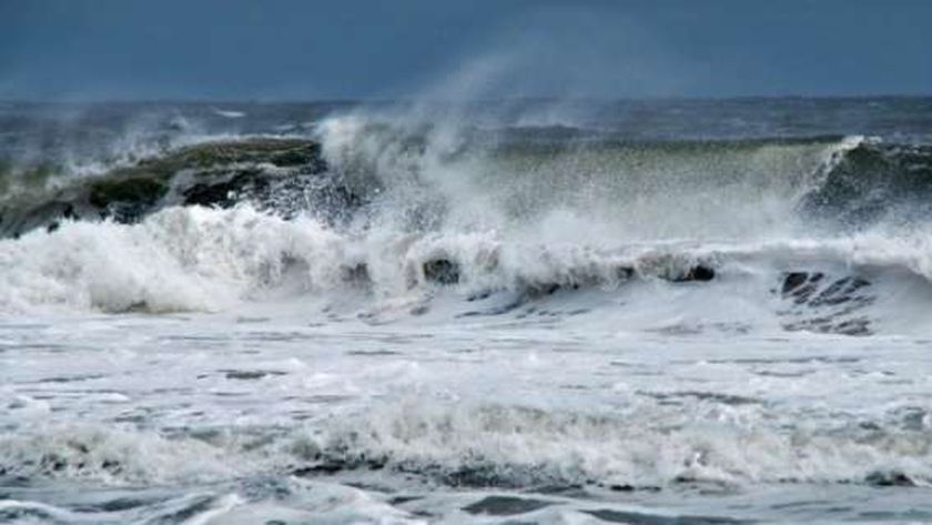 حظر السباحة في 9 شواطئ بمطروح بسبب ارتفاع الأمواج