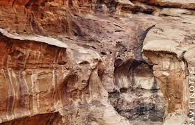 اكتشاف بركة صخرية مخفية في صحراء نيوم بالسعودية