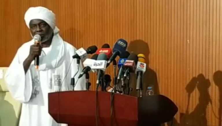 وزير سوداني يفقد هدوءه في لقاء مع التجار: "اسكت يلا"