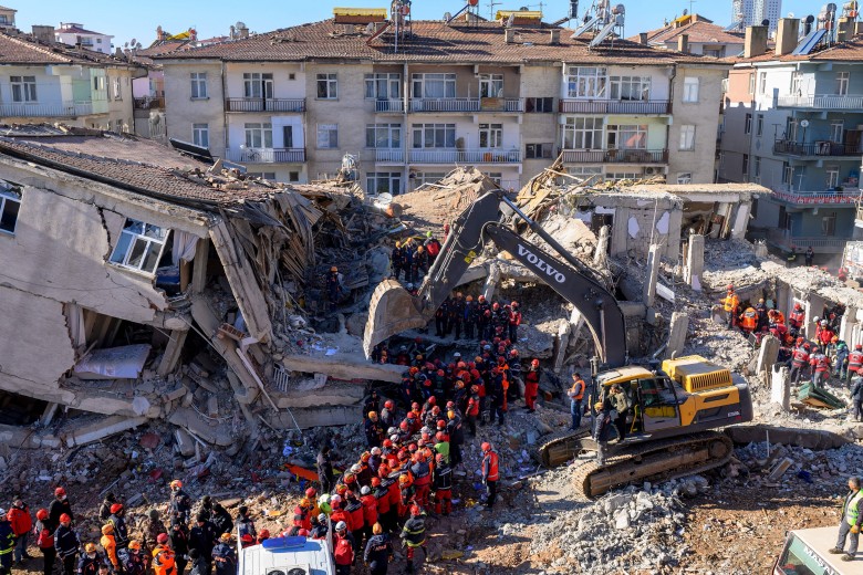 ارتفاع حصيلة ضحايا الزلزال في تركيا إلى 41 ألفا و20 شخصا