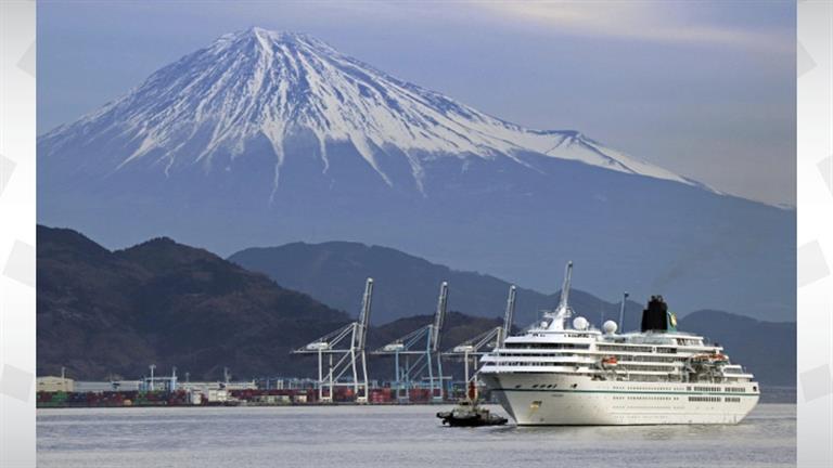 أول سفينة سياحية ترسو في اليابان