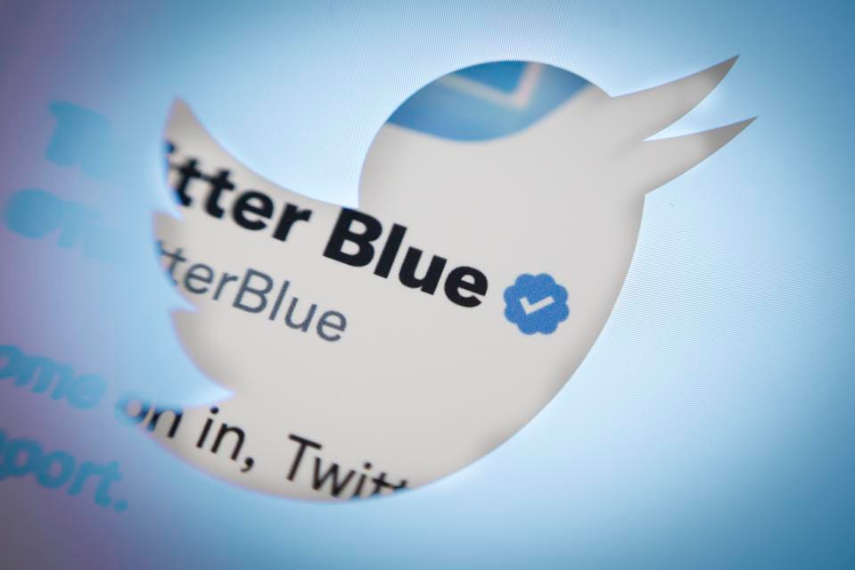 «تويتر» يلغي التصنيفات بشأن تمويل وسائل الإعلام