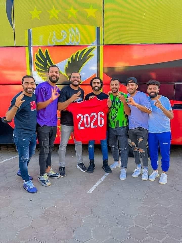 حسين الشحات يحتفل مع أصدقائه بالتجديد للأهلي حتى 2026