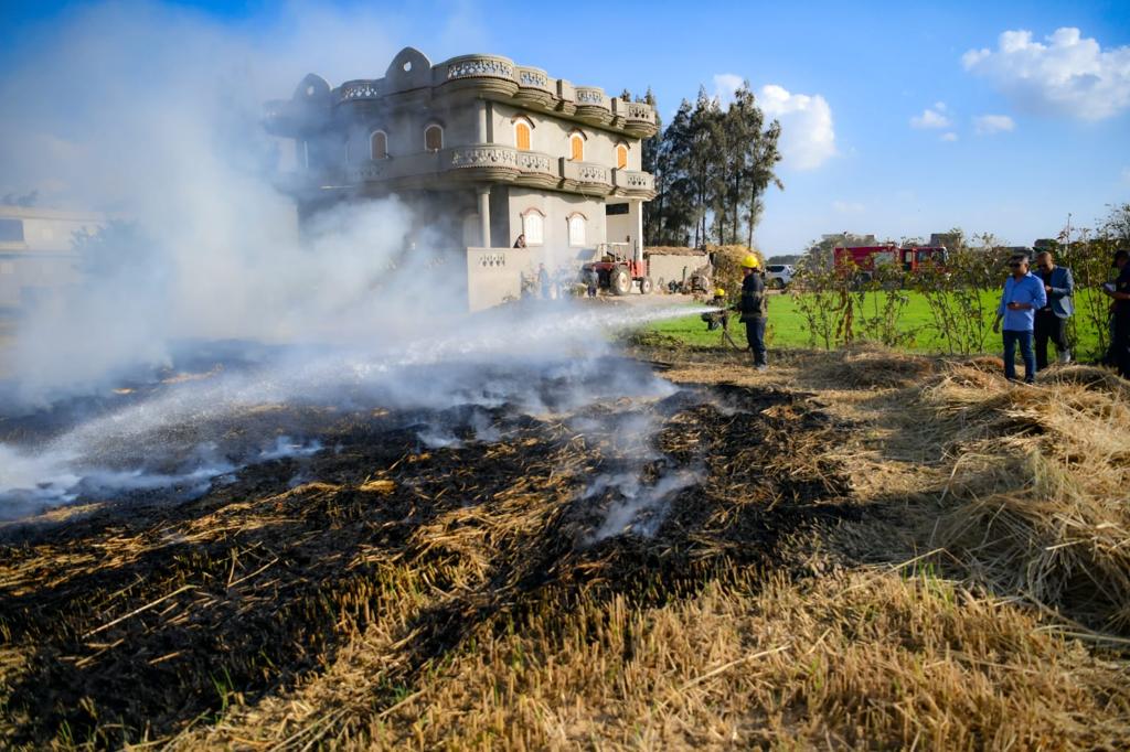 البيئة توجه بخطورة حرق قش الأرز من خلال المساجد