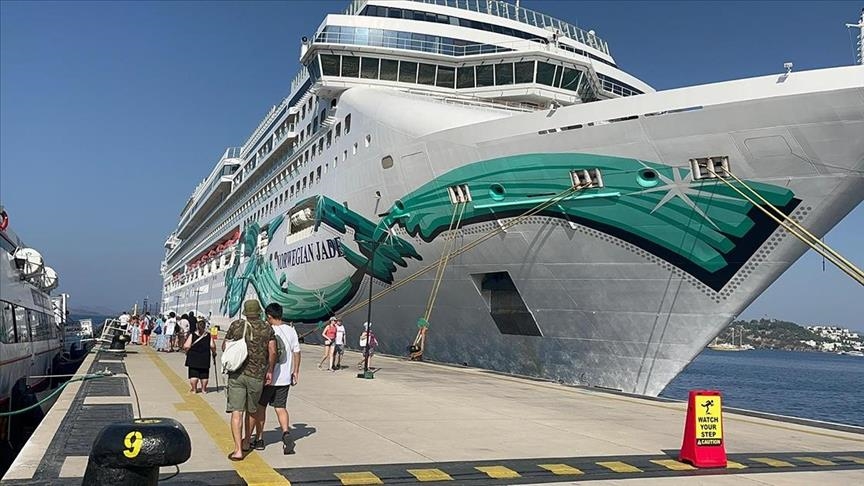 ميناء أنطاليا التركي يستقبل سفينتين سياحيتين و 555 سائحاً