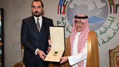 "العربية للسياحة" تمنح زياد خلف وسام السياحة العربية