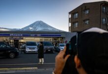 بلدة يابانية تحدّ من تدفق السياح بسياج يحجب جبل فوجي عن عدساتهم