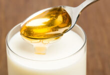4 فوائد لتناول الحليب بالعسل الأبيض