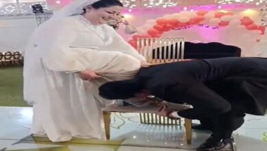 مصري يقبّل قدم عروسه السورية.. ويقدّم الشبكة بشكل غريب