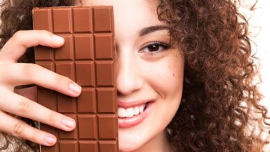 الفوائد الحقيقية عند تناول الشوكولاتة الداكنة.. واحذر البيضاء منها